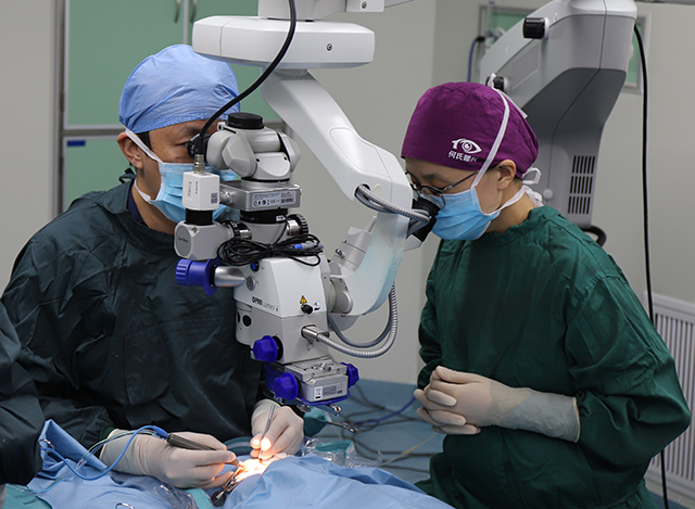 世界最微创玻切手术发明者亲临何氏眼科，开展公益手术与国际交流2.jpg