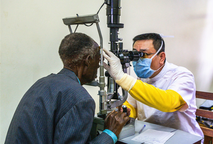 234（中） 在乌干达，何氏眼科为2名艾滋病患者进行了手术。孙兴家主任为了最大可能减少人员风险，为艾滋病患者手术时，让助理和护士都离开，不畏风险只身一人完成了手术_副本.jpg